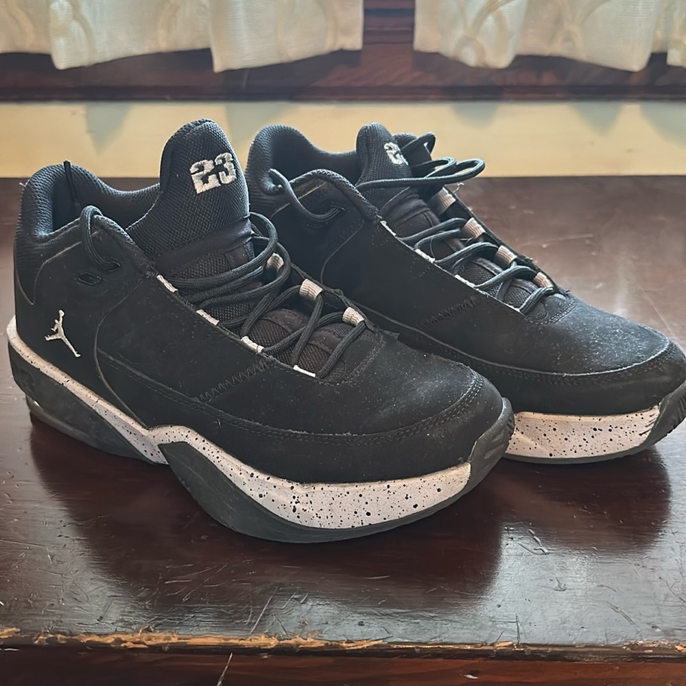 Boys Air Jordan’s Black like new size 6Y FLY!